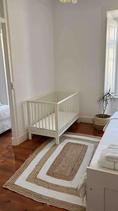 Casa Das Flores 4Br + Office Space And A/C Lisbon Apartment