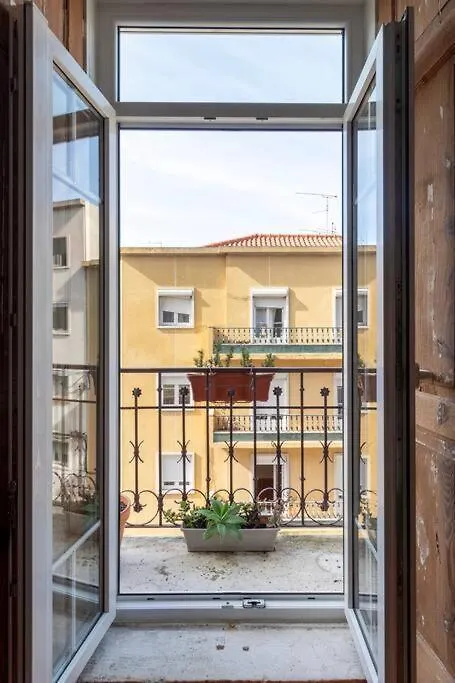 Casa Das Flores 4Br + Office Space And A/C Lisbon Apartment